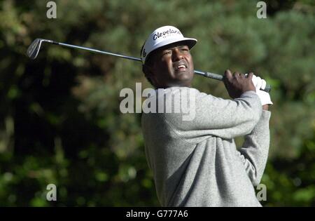 Vijay Singh spielt am 2. Im Halbfinale der Cisco World Match Play Championship im Wentworth Club, Surrey, gegen Ernie Els. Stockfoto