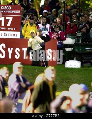 Sergio Garcia beobachtet, wie sein Ball das 17. Fairway hinunterfliegt, während Michael Campbell sich auf das Halbfinale der Cisco World Match Play Championship im Wentworth Club in Surrey vorbereitet. Stockfoto