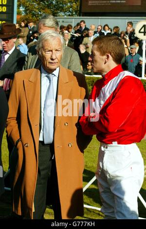 Der ehemalige Sieger der Champion Stakes, Lester Piggott, spricht mit Jockey Jonny Murtagh (rechts) bei Newmarket, Suffolk, Samstag, 19. Oktober 2002. Anlässlich der 125 Jahre der Siegereinsätze fand eine Präsentation statt. Stockfoto