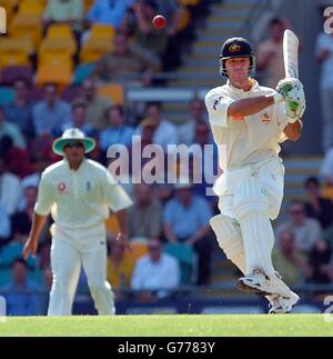 - KEINE KOMMERZIELLE NUTZUNG: Australam Batsman Ricky Ponting hockt den Ball für 4 Läufe, beobachtet von Englands Mark Butcher, während des ersten Tests auf dem Gabba Cricket Ground, Brisbane, Australien. Stockfoto