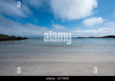 Kristallklaren atlantischen Meerwasser waschen weiße Muschel Sand am Mellon Udrigle Schottland. Stockfoto