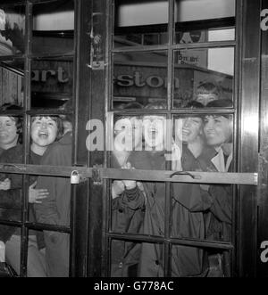 Beatles-Fans versammeln sich vor dem Prince of Wales Theatre in London, um einen Blick auf ihre Idole zu werfen, die an den Proben für die heutige Royal Variety Performance teilnahmen. Stockfoto