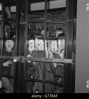 Unterhaltung - Royal Variety Performance - Fans der Beatles - Prince Of Wales Theatre, London Stockfoto