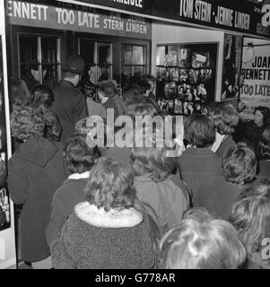 Unterhaltung - Royal Variety Performance - Fans der Beatles - Prince Of Wales Theatre, London Stockfoto