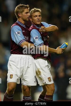 Marcus Allback (rechts), der Aston Villa 2. Tor erzielte, feiert den Sieg am Ende des Spiels mit Thomas Hitzlsperger (links), nachdem Villa Fulham 3.1 während ihres FA Barclaycard Premiership Spiels auf Villa's Villa Park Ground in Birmingham besiegt hatte. Stockfoto