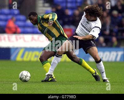 West Bromwich Albion's Jason Roberts (L) und Bolton's Wanderers' Ivan Campo kämpfen während ihres FA Barclaycard Premiership Spiels im Bolton's Reebok Stadium um den Ball. Stockfoto