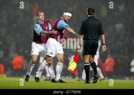 West Hams Nigel Winterburn hält Tomas Repka von dem Linienmann zurück, der Ricketts beim FA Barclaycard Premiership Match im West Hams Upton Park Ground in London regierte. Stockfoto