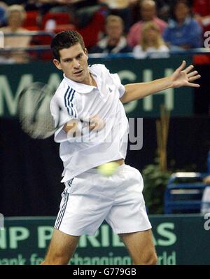 Der britische Tim Henman spielt Thailands Danai Udomchoke während des ersten Spiels des Davis Cup im NIA, Birmingham Großbritannien muss das Unentschieden, das in den nächsten drei Tagen ausgetragen wird, gewinnen, um in der Weltgruppe zu bleiben. Stockfoto