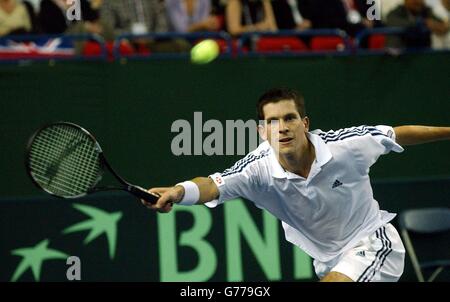 Der britische Tim Henman spielt Thailands Danai Udomchoke beim ersten Spiel des Davis Cup in Birmingham.Großbritannien muss das Unentschieden, das in den nächsten drei Tagen ausgetragen wird, gewinnen, um in der Weltgruppe zu bleiben. Stockfoto