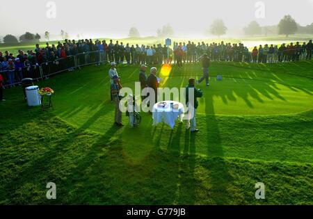 Der nordirische Golfer Darren Clarke trifft seinen Abschlag auf das erste Loch auf dem Mount Juliet Golf Course, Co Kilkenny, Republik Irland, in der dritten Runde der American Express Championship 2002. *... den Tag mit der schlechtesten Punktzahl am Ende des Spiels mit Noten von fünfundsiebzig und sechsundsiebzig begonnen. Er machte Par auf dem Loch zu bleiben auf sieben über Par. Durch das neunte Loch Clarke war sechs über Par. Stockfoto