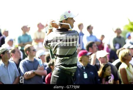 Der irische Padraig Harrington spielt seinen Abschlag auf das sechste Loch während der dritten Runde der American Express Championship 2002 auf dem Mount Juliet Golf Course, Co Kilkenny, Republik Irland. Stockfoto