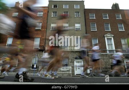 Teilnehmer beim Adidas Dublin Marathon nach dem Passieren der Startlinie in Dublin, Republik Irland. Athleten aus mehr als 50 Ländern gingen heute zum 23. Jährlichen Marathon der Stadt auf die Straßen Dublins. * Mehr als 8,000 Teilnehmer, darunter 3,200 irische und 5,000 internationale Läufer, gingen an den Marathon. Stockfoto