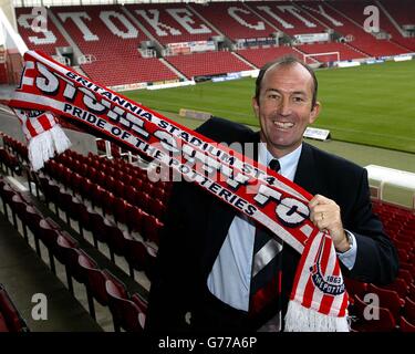 Der neue Stoke City Manager Tony Pulis lächelt für die Kamera, nachdem er den Job während des Pressekonfrenzes im Britannia Stadium, Stoke on Trent, aufgenommen hat. Die Nachricht kommt einen Tag, nachdem der ehemalige Ipswich-Chef George Burley es ablehnte, den Hot-Seat im Britannia-Stadion zu übernehmen, nachdem er in letzter Minute das Herz gewechselt hatte. Pulis in dieser Woche vereinbarte eine außergerichtliche Entschädigung Paket mit Portsmouth über seine Entlassung im Oktober 2000. KEINE INOFFIZIELLE CLUB-WEBSITE. Stockfoto