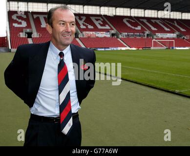 Tony Pulis, der neue Stoke City Manager, schaut sich während der Pressebefragung im Britannia Stadium, Stoke on Trent, den Platz an. Die Nachricht kommt einen Tag, nachdem der ehemalige Ipswich-Chef George Burley es ablehnte, den Hot-Seat im Britannia-Stadion zu übernehmen, nachdem er in letzter Minute einen Herzenswechsel hatte. Pulis vereinbarte diese Woche ein außergerichtlicher Entschädigungspaket mit Portsmouth wegen seiner Entlassung im Oktober 2000. . Stockfoto