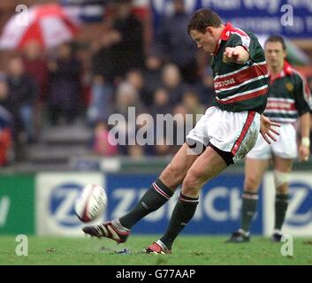 Leicester's Tim Stimpson wandelt eine seiner drei erfolgreichen Elfmeterschießen während des Tigers-9-6-Sieges über Wesps im Premiership-Spiel in Zürich in der Welford Road, Leicester. Stockfoto