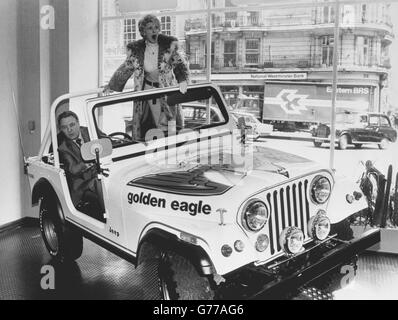 Unterhaltung - Jeep Showroom Eröffnung - Elaine Stritch und Donald Sinden - London Stockfoto