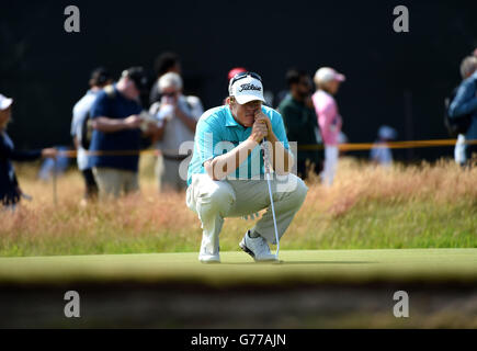 Südafrikas George Coetzee auf dem 16. Loch am zweiten Tag der Open Championship 2014 im Royal Liverpool Golf Club, Hoylake. Stockfoto