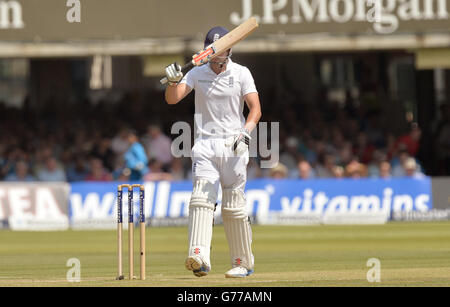 Englands Alastair Cook reagiert, nachdem er von der indischen MS Dhoni beim Bowling von Bhuvneshwar Kumar für 10 während des zweiten Tests am Lord's Cricket Ground, London, gefangen wurde. Stockfoto