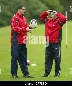 England Rugby Union Kapitän Martin Johnson (rechts) mit Manager Clive Woodward vor einer Trainingseinheit im Penny Hill Park Hotel Bagshot Surrey. Stockfoto