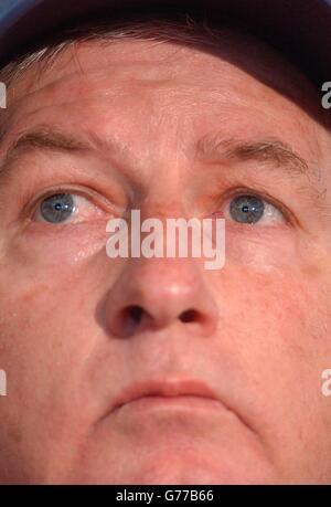 England-Coach Duncan Fletcher spricht mit den Medien während einer Pressekonferenz im Adelaide Oval, Adelaide, Australien, über den zweiten Ashes Test, der am Boden beginnt. * Batsman John Crawley ist der neueste England-Spieler, der als zweifelhaft für das Spiel hervortreten, nachdem er es versäumt hat, die schlecht gequetscht Hüfte, die er während der letzten Tour-Spiel erlitten zucken. Andrew Flintoff wurde von den nächsten beiden Tests ausgeschlossen, nachdem es nicht gelungen war, sich von den Auswirkungen einer Doppelhernie-Operation zu erholen, während Ashley Giles für die nächsten sechs Wochen ins abseits gedrängt wurde, nachdem sein linkes Handgelenk beim Facing gebrochen wurde Stockfoto