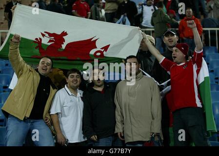 Walisische Fans feiern 2-0 den Sieg ihres Teams über Aserbaidschan im Tofiq Nationalstadion in der Europameisterschaft Group Nine in Baku, Aserbaidschan. Stockfoto