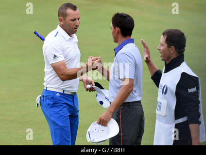 Der spanische Sergio Garcia schüttelt sich nach seiner Runde am dritten Tag der Open Championship 2014 im Royal Liverpool Golf Club, Hoylake, die Hände mit dem US-amerikanischen Rickie Fowler. Stockfoto