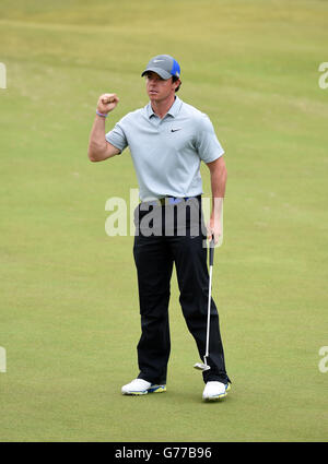 Der nordirische Rory McIlroy feiert seinen Adler am 18. Tag der Open Championship 2014 im Royal Liverpool Golf Club, Hoylake. Stockfoto