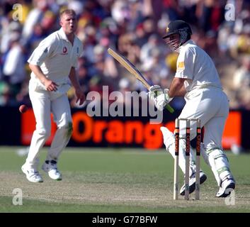 - KEIN KOMMERZIELLER EINSATZ: Ricky Ponting aus Australien schiebt sich für einen einzigen Lauf mit dem England-Bowler Matthew Hoggard (links), der am zweiten Tag des zweiten "Ashes"-Tests beim Adelaide Oval in Adelaide, Australien, zuschaut. * Australien endete den Tag 247/2 nach Bowling aus England für 342. Stockfoto