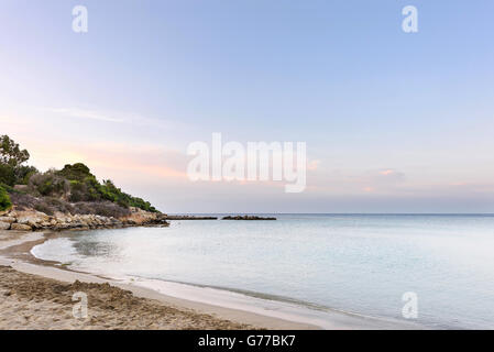 Foto des Meeres in Protaras, Zypern-Insel, mit Steinen und Sand bei Sonnenuntergang. Stockfoto