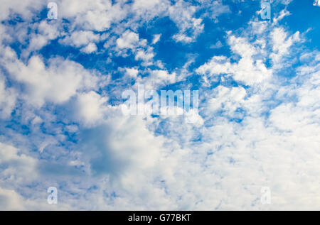 Leichte Wolken am blauen Himmel Stockfoto