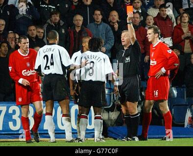 Fulhams Alain Goma (2. Links) zeigt die rote Karte von Schiedsrichter Graham Poll gegen Liverpool während ihres FA Barclaycard Premiership Spiels auf Fulhams Loftus Road Ground in London. Stockfoto