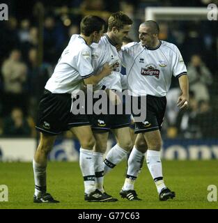 Lee Morris von Derby County (Mitte) feiert das 3. Tor mit Paul Boertien (links) & Adam Bolder (rechts) im Spiel gegen Wimbledon , während des Spiels der Nationwide Division One im Pride Park, Derby. . Stockfoto