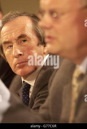 Jackie Stewart (links), ehemaliger Grand-Prix-Champion und Jaguar-Direktor, hat während einer Pressekonferenz im Landmark Hotel, London, einen Blick auf Richard Parry-Jones, Ford's Group Vice-President - und ihren Formel-1-Chef. * Jaguar entließ Teamchef Niki Lauda am Dienstag nach einer weiteren enttäuschenden Saison. Der Österreicher, der als Fahrer dreimal die Weltmeisterschaft gewonnen hatte, zahlte den Preis für eine weitere peinliche Saison, in der die Jaguare zu Beginn der Saison aufgrund eines Designfehlers am neuen Auto am hinteren Ende der Startaufstellung zurücklagen. Stockfoto