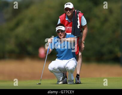 Der englische Christopher Rodgers mit seinem Caddie am vierten Tag der Open Championship 2014 im Royal Liverpool Golf Club, Hoylake. Stockfoto