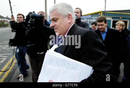 Der Vorsitzende von Leeds United, Peter Ridsdale, verlässt nach der Hauptversammlung im Elland Road Stadium, Leeds. Ridsdale hat bekannt gegeben, dass die Direktoren von Leeds United das Board während des neuen Jahres in einer Erklärung an die Börse zur Hauptversammlung stärken werden. * Ridsdale, der als Direktor bei der Hauptversammlung wiedergewählt werden sollte, machte auch deutlich, dass er mehr Zeit in der täglichen Geschäftsführung des Unternehmens verbringen würde. Und aufgrund seines verstärkten Engagements auf Vereinsebene hat er beschlossen, aus dem Vorstand des Fußballverbandes sowie aus dem FA Cup und International auszuscheiden Stockfoto