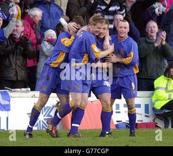 Nigel Jemson (10) von Shrewsbury Town wird von seinen Teamkollegen gratuliert, nachdem sein Freistoß-Tor seiner Mannschaft während ihres Spiels in der dritten Runde des FA Cup auf Shrewsbury's Gay Meadow Ground die Führung gegen Everton verschafft hat. Stockfoto