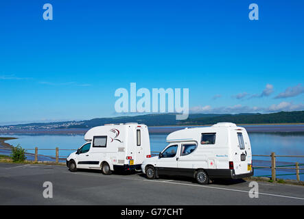 Zwei Romahome Wohnmobile geparkt durch den Fluss Kent bei Arnside, Cumbria, England UK Stockfoto