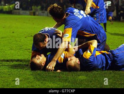 Nigel Jemson (links unten) von Shrewsbury Town wird nach dem Tor zum Sieg gegen Everton während ihres FA Cup-Spiels in der dritten Runde auf Shrewsbury's Gay Meadow Ground gratuliert. Shrewsbury Town besiegte Everton. Stockfoto