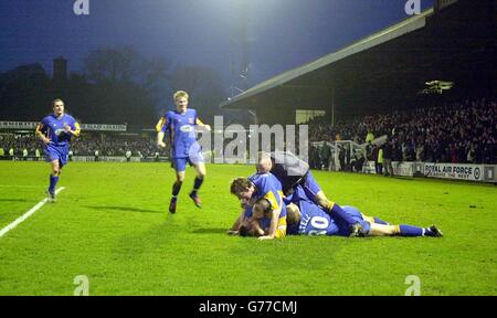 Nigel Jemson (auf dem Boden) von Shrewsbury Town (auf dem Boden) wird gratuliert, nachdem er bei ihrem 2-1 Sieg über Everton im Spiel der dritten Runde des FA Cup im Gay Meadow Ground von Shrewsbury das Siegertor erzielt hatte. Stockfoto