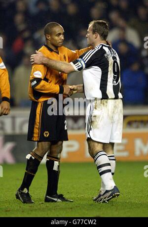 Wölfe Kapitän Paul Ince (links) tröstet sein besiegter ehemaliger England Teamkollege, Newcastle United's Alan Shearer nach Wolves' 3-2 FA Cup Sieg, im FA Cup 3. Runde Spiel im Molineux Stadium, Wolverhampton. Stockfoto