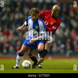 Juan Veron von Manchester United (rechts) schließt im Halbfinale des Worthington Cups in Old Trafford, Manchester, gegen Blackburn's Tugay. Stockfoto