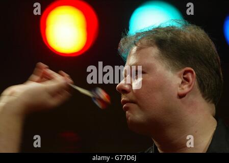 Der Holländer Raymond van Barneveld während seines Spiels gegen den Belgier Erik Clarys im Finale der Embassy World Darts Championships 1/4 2003 in Frimley Green, Surrey. Stockfoto