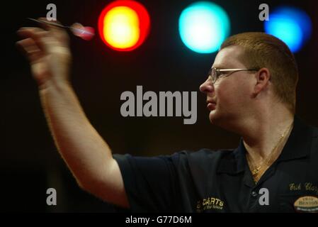 Der Belgier Erik Clarys während seines Spiels gegen den Holländer Raymond van Barneveld im Finale der Embassy World Darts Championships 1/4 2003 in Frimley Green, Surrey. Stockfoto