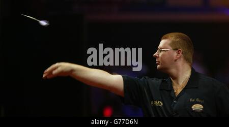 Der Belgier Erik Clarys während seines Spiels gegen den Holländer Raymond van Barneveld bei den Embassy World Darts Championships 1/4 2003 in Frimley Green, Surrey, Stockfoto