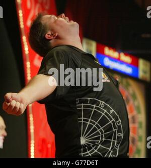 Der Holländer Raymond van Barneveld gewinnt sein Spiel gegen den Belgier Erik Clarys 5-1 im heutigen Viertelfinale der Embassy World Darts Championships 2003 in Frimley Green, Surrey. Stockfoto