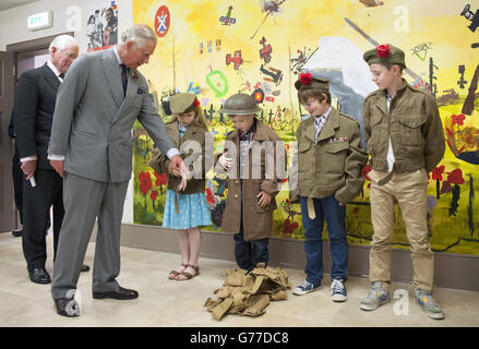 Der Prinz von Wales trifft lokale Kinder im Bildungsraum des Black Watch Regimental Museum im Balhousie Castle, Perth, während seines jährlichen Besuchs in Schottland. Stockfoto