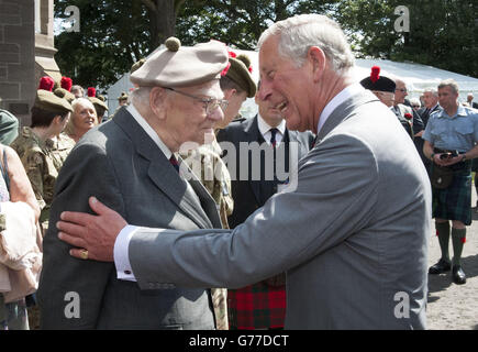 Der Prinz von Wales trifft Veteran und Black Watch Autor Dr. Tom Renouf im Black Watch Regimental Museum in Balhousie Castle, Perth, während seines jährlichen Besuchs in Schottland. Stockfoto