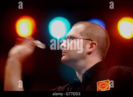 Richie Davies aus Wales im Einsatz gegen Gary Anderson im Halbfinale der Embassy World Darts Männer im Lakeside Country Club, Frimley Green Samstag, 11 2003. Januar. PA Foto: Lindsey Parnaby. Stockfoto