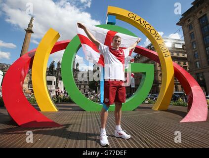 Der englische Flaggenträger Nick Matthew steht auf dem George Square nach der Flaggenankündigung im England House, Glasgow. Stockfoto