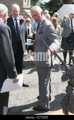 Der Prinz von Wales, Royal Colonel, besucht Balhousie Castle und besichtigte das Black Watch Regimental Museum im Balhousie Castle, Perth, während seines jährlichen Besuchs in Schottland. Stockfoto